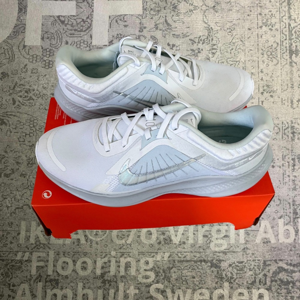 Nike Quest 5 Road Running Shoes Mens 12 White Grey Silver DD9290-100 Excellent